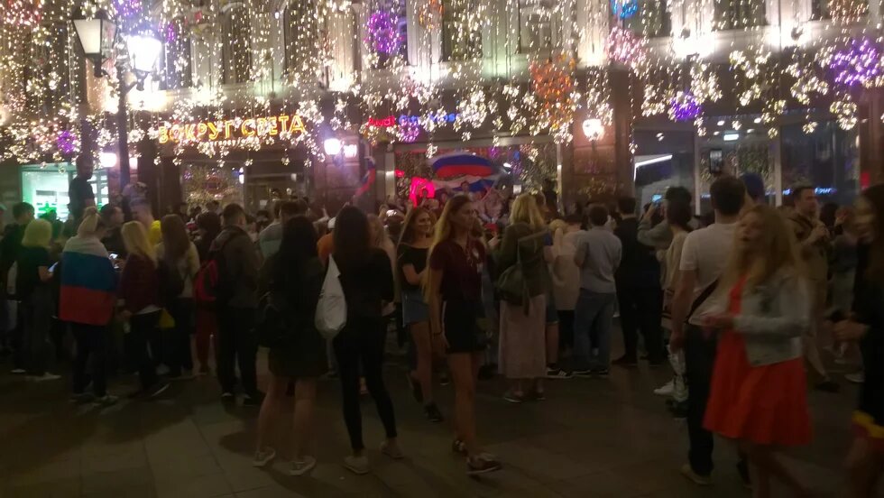 Nächtliche Feiern auf der Nikolskaja Straße der inoffiziellen Fanmeile