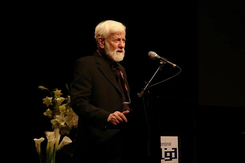 Uri Avnery hält die Ehrengastrede zur Verleihung der Carl-von-Ossietzky-Medaille 2008 im Haus der Kulturen der Welt in Berlin.