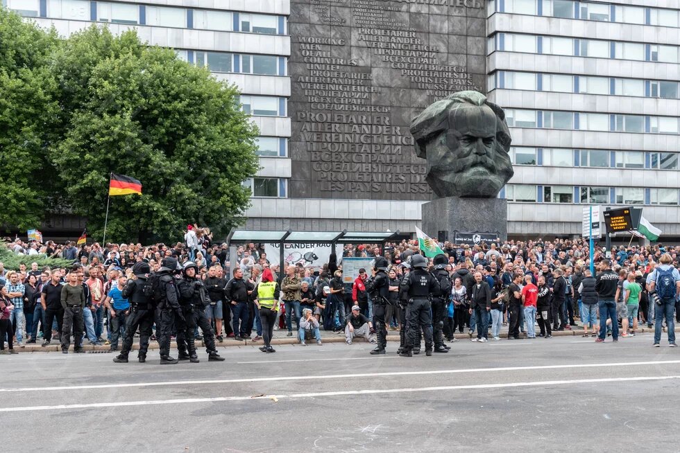 Aufmarsch von Gegnerinnen und Gegnern der Flüchtlingspolitik, Hooligans und Neonazis im August 2018 in Chemnitz. Aufmarsch von Gegnerinnen und Gegnern der Flüchtlingspolitik, Hooligans und Neonazis