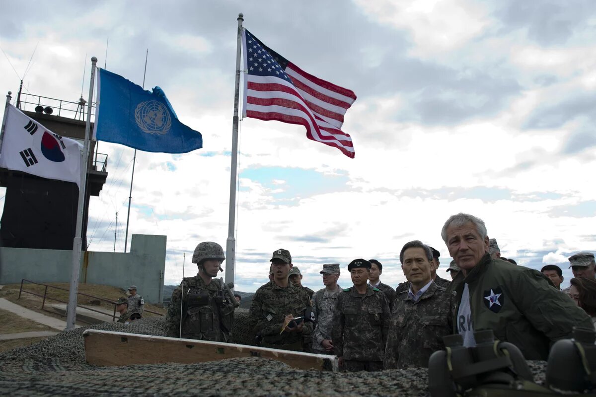 Südkoreanische und amerikanische Soldaten samt Flaggen.