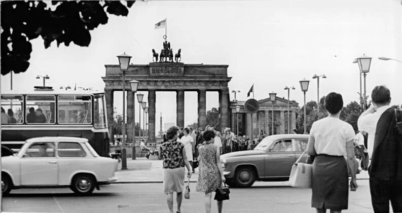 Bundesarchiv Bild 183-G0730-0021-001, Berlin, Brandenburger Tor, 30. Juli 1968 Berlin, Brandenburger Tor, 30. Juli 1968