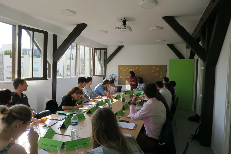 Meeting of the Trilateral Group on european structural change in Paris. Members of a meeting sitting in a room, discussing.