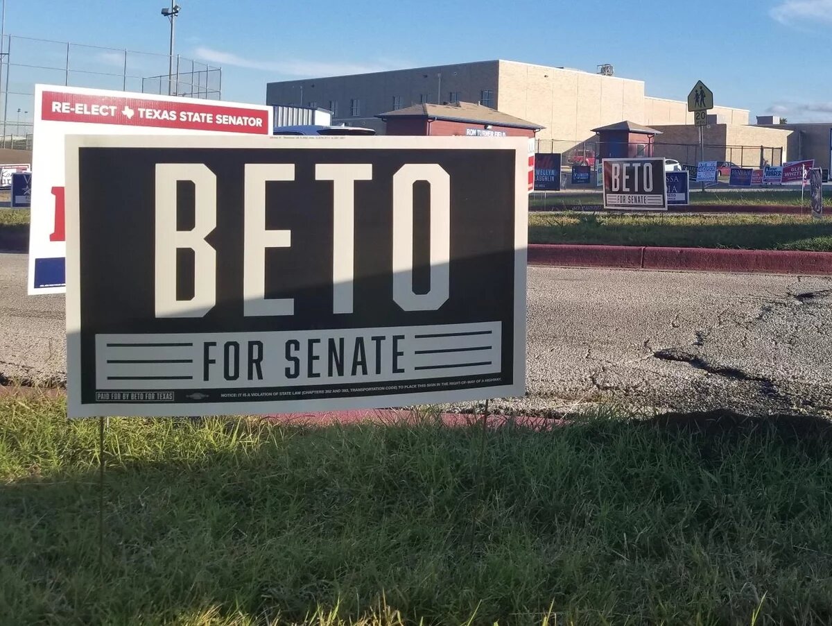 Wahlplakate vor einer Schule in Fort Worth, Texas, rufen zur Unterstützung von Beto O’Rourke auf. Wahlplakate vor einer Schule in Fort Worth, Texas, rufen zur Unterstützung von Beto O’Rourke auf. Sowohl Cruz als auch O’Rourke treten bei der Wahl offiziell unter ihren jeweiligen Spitznamen, Ted und Beto, an.