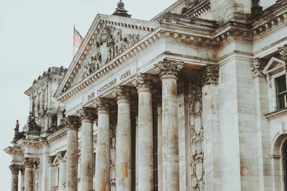 Dem deutschen Volke Schrägansicht auf das Reichstagsgebäude und der Inschrift "Dem deutschen Volke"