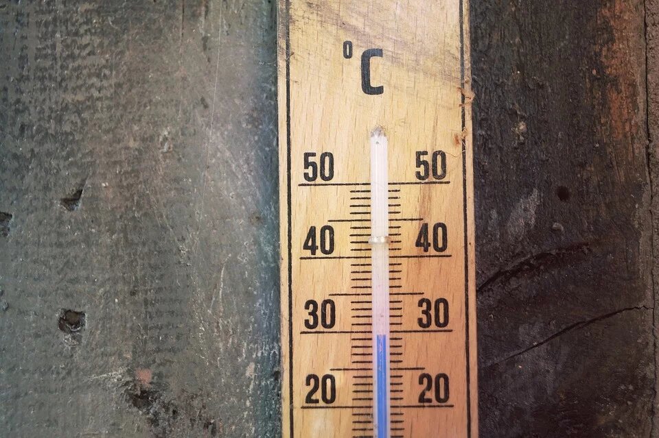Der Unterschied zwischen 1,5 und 2 Grad Erderwärmung ist enorm Ein altes Thermometer an Holzwand