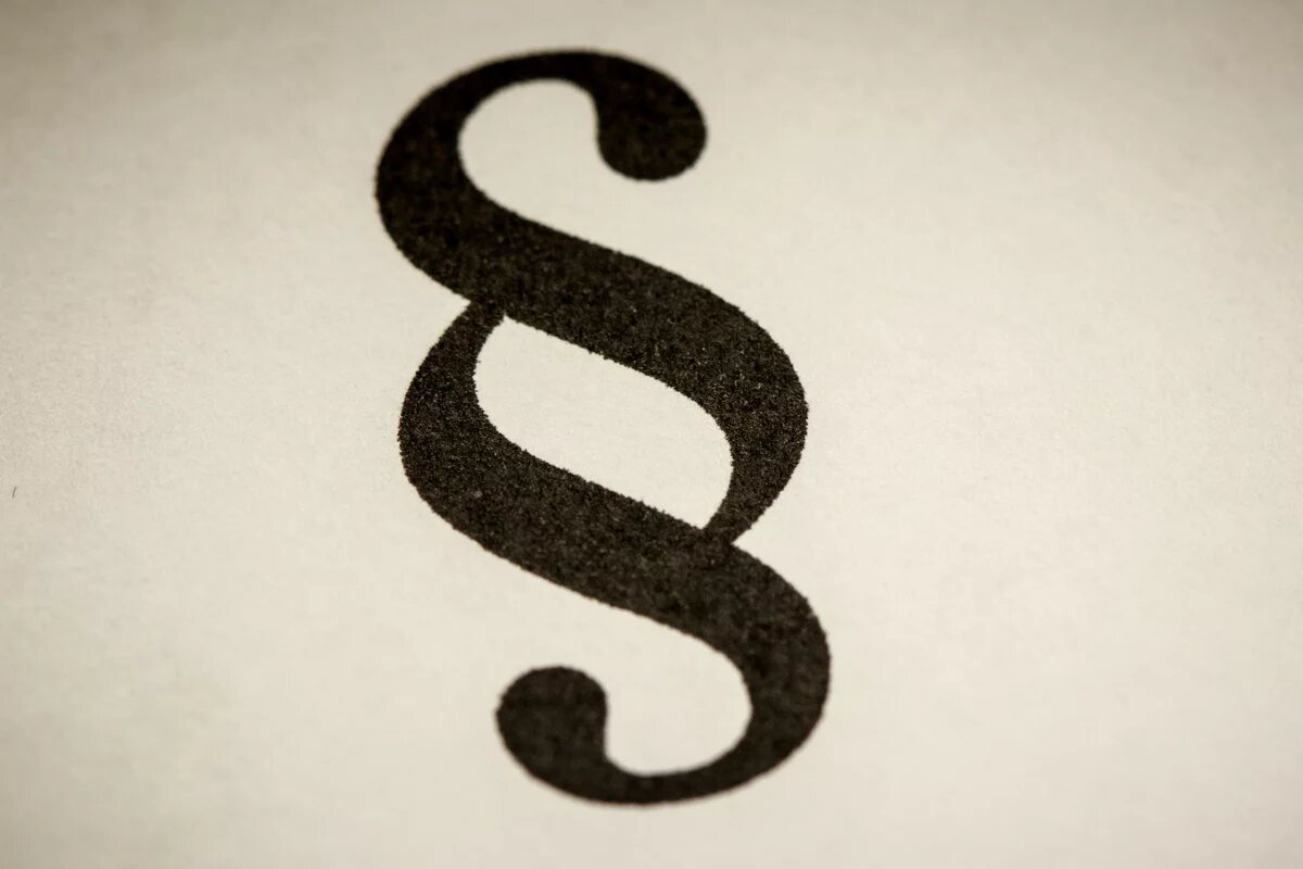 Welche Hilfe bietet das Recht? Ein schwarzer Paragraph auf weißem Grund