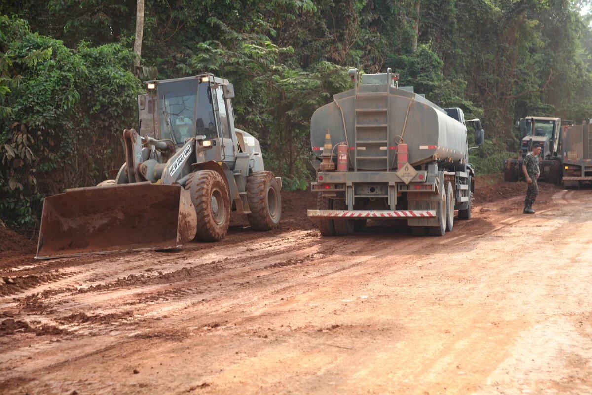O secretário da Politica Agricola do MAPA,Neri Geller participou do 2º Estradeiro da Intergração em alta Floresta/MT á Santarém/PA,na BR 163.Foto:Carlos Silva /MAPA Schweres Gerät bereitet die Asphaltierung der BR-163 vor