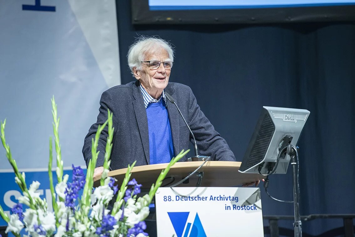 Hans-Christian Ströbele Hans-Christian Ströbele auf dem Archivtag 2018 in Rostock