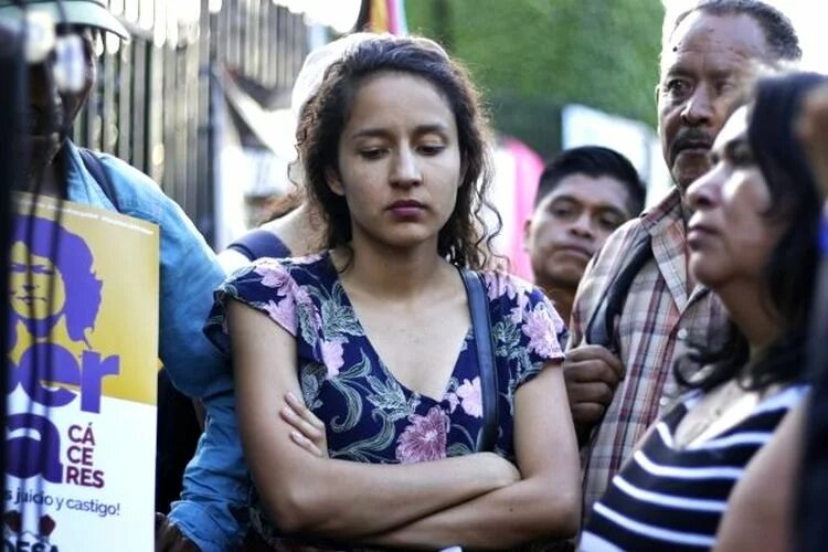 Berta Zúniga Cáceres, Koordinatorin von COPINH und Tochter von Berta Cáceres, hört gemeinsam mit weiteren COPINH-Mitgliedern der Übertragung der Gerichtsverhandlung zu, in der die Angeklagten Sergio Rodríguez, Mariano Díaz, Douglas Bustillo, Henry Hernández, Elvin Rápalo, und Edilson Duarte schuldig gesprochen wurden im Mordfall Berta Cáceres. Berta Zúniga Cáceres, Koordinatorin von COPINH und Tochter von Berta Cáceres, hört gemeinsam mit weiteren COPINH-Mitgliedern der Übertragung der Gerichtsverhandlung zu, in der die Angeklagten Sergio Rodríguez, Mariano Díaz, Douglas Bustillo, Henry Hernández, Elvin Rápalo, und Edilson Duarte schuldig gesprochen wurden im Mordfall Berta Cáceres.