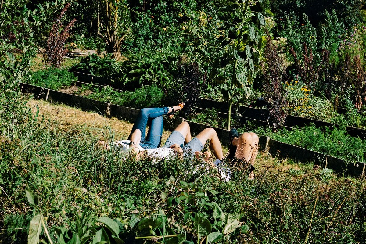 Ostdeutschland. Foto von drei Menschen im Gras