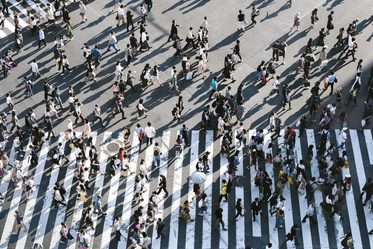 Kommunale Verkehrswende: Zufußgehen für die Verkehrswende Kommunale Verkehrswende. Fußverkehr. Zufußgehen. Foto von Menschen auf einem Zebrastreifen