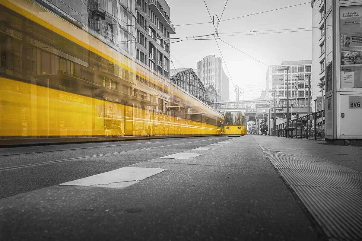 Kommunale Verkehrswende mit ÖPNV. Foto einer fahrenden Straßenbahn