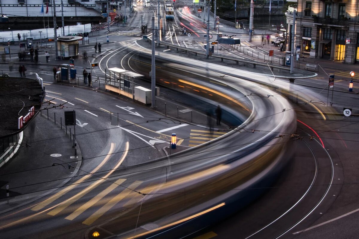 Kommunale Verkehrswende in Zürich: Welthauptstadt des ÖPNV Kommunale Verkehrswende in Zürich. Best Practice öffentlicher Nahverkehr. Foto einer fahrenden Straßenbahn