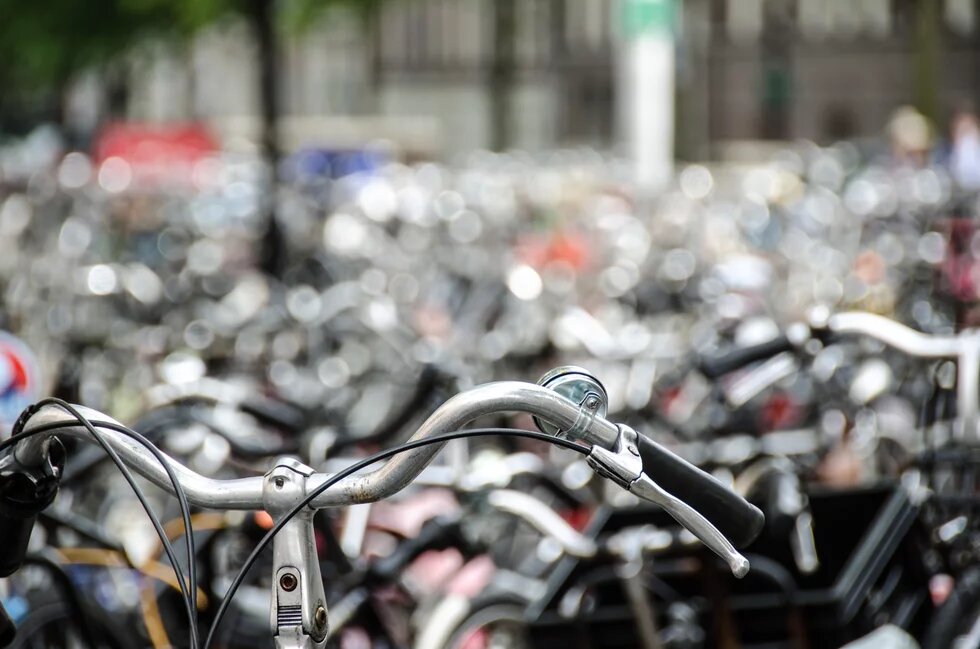 Kommunale Verkehrswende: In Karlsruhe wird der Radverkehr gefördert Kommunale Verkehrswende. Radverkehr in Karlsruhe. Foto mit Fahrrädern