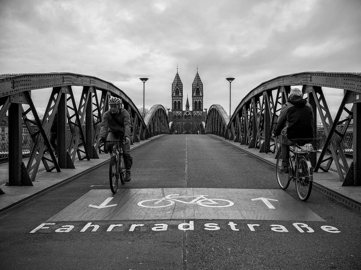 Kommunale Verkehrswende in Freiburg und Bad Wildungen. Stadtplanung und Verkehrsplanung. Foto einer Fahrradstraße in Freiburg