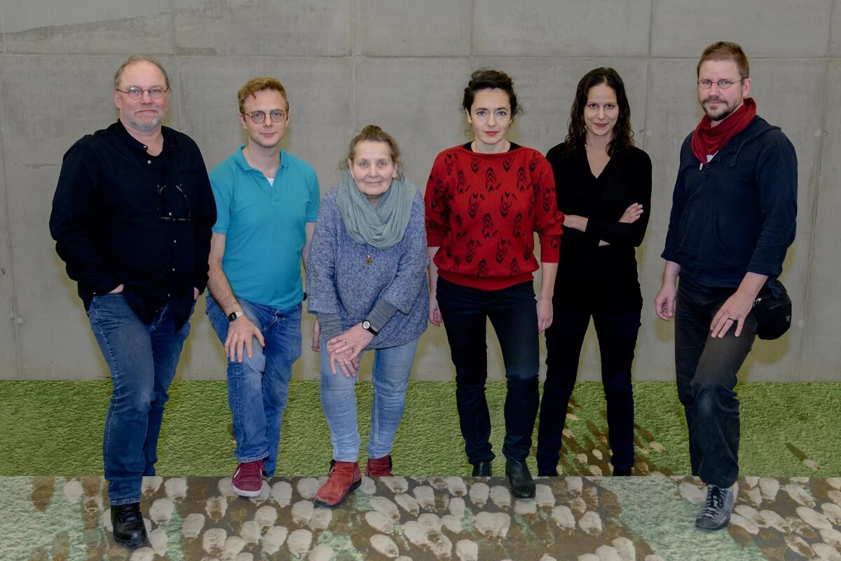 v.ln.r. Andreas Höfer, Jean Peters, Helgard Gammert, Lena Müller, Nora Al-Badri, Peter Steudtner (zur Jury gehört außerdem Borbála Nagy) v.ln.r. Andreas Höfer, Jean Peters, Helgard Gammert, Lena Müller, Nora Al-Badri, Peter Steudtner