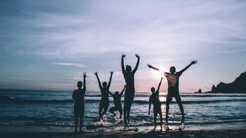 Freiheitsrecht in Tunesien Die Verteidigung individueller Freiheitsrechte: Die Silhouetten von sechs Personen springen vor einer tief stehenden Sonne am Meer in die Luft