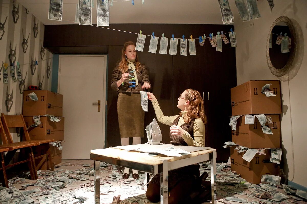 Perfektes Timing: Wie Frauen am Theater sich gegen Benachteiligung organisieren Geschlechtergerechtigkeit am Theater: Zwei Frauen auf der Bühne