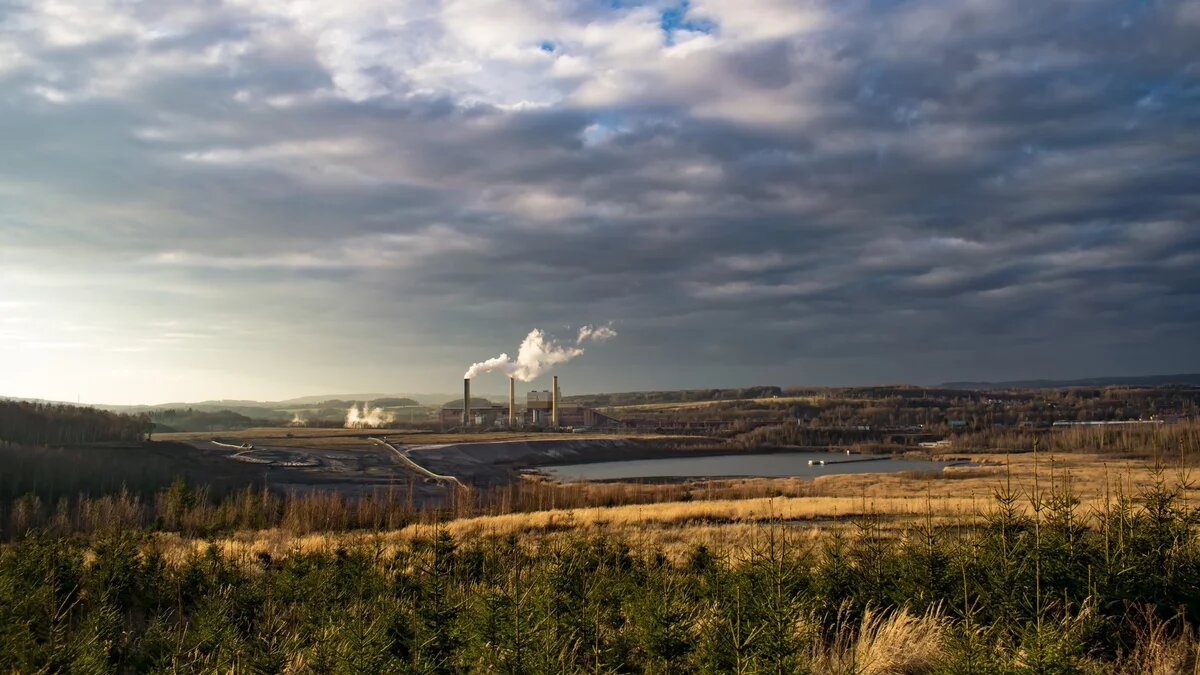 Potenziale für Klimaschutz und ökologische Modernisierung in Belarus Abbildung: Kraftwerk in Belarus Natur Kraftwerk in Belarus inmitten Landschaft mit Nadelbäumen