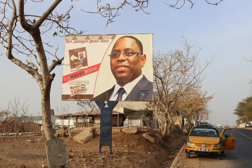 Wahlplakat des amtierenden Präsidenten Macky Sall im Senegal Ein Wahlplakat des amtierenden Präsidenten Macky Sall nahe der Mosquée de la Divinité