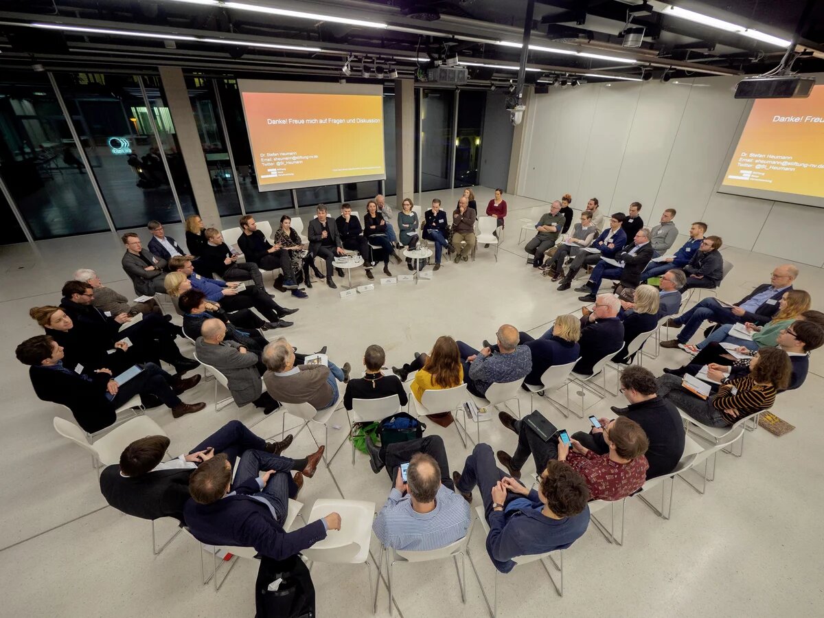 Diskussionsrunde für ein grünes Technikverständnis Technik und Gesellschaft: Diskussionsrunde für ein grünes Technikverständnis und die Folgen der Digitalisierung.