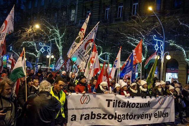 Protesters are demonstrating against the Hungarian "slave law" Protesters are marching on the streets of Budapest