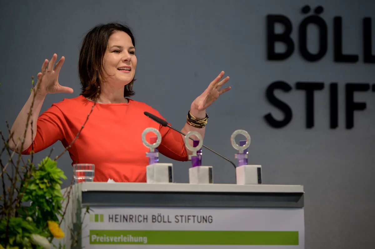 Laudatio: Annalena Baerbock Foto von Annalena Baerbock am Redner/innenpult beim Anne-Klein-Frauenpreis 2019.
