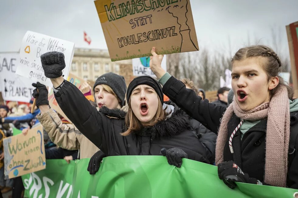 Fridays for Future Proteste in Berlin Fridays for Future Proteste in Berlin. Frauen und Mädchen halten Plakate und Banner