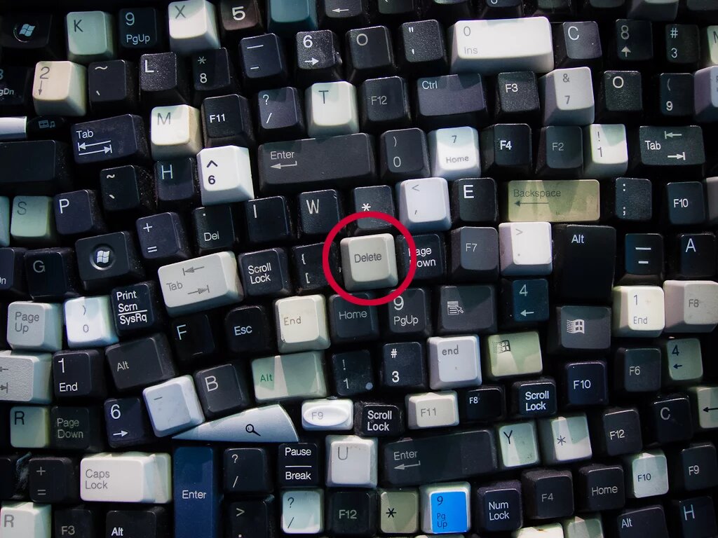 Just hit control-alt-delete - Art installation in the lobby at Microsoft Silicon Valley - Moffett Towers Tastaturelemente zusammen gewürfelt - Kunstinstallation in der Lobby des Microsoft Silicon Valley - Moffett Towers