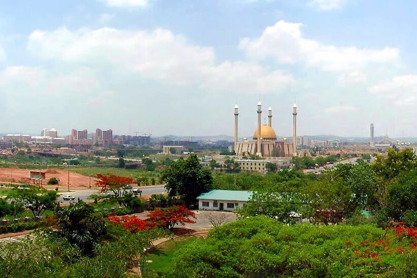 Blick auf die Skyline Abujas. Am hervorstechendsten zeigt sich die Große Moschee