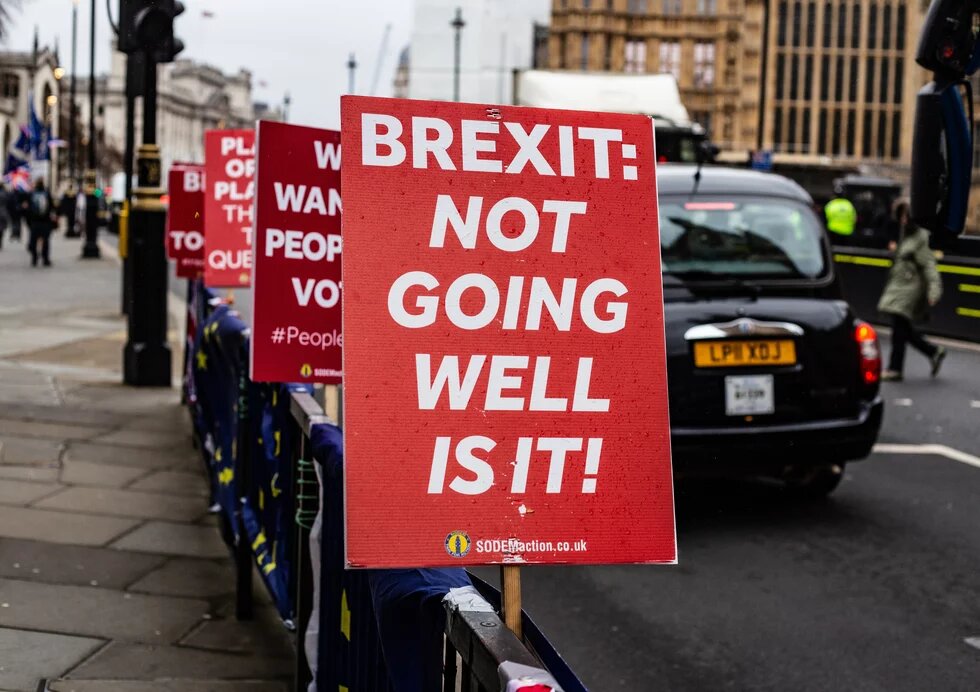 BREXIT: NOT GOING WELL IS IT! Plakat am Straßenrand - BREXIT: NOT GOING WELL IS IT!