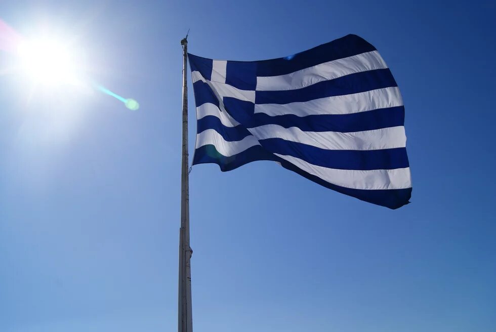 Europawahlen in Griechenland - Eine griechische Nationalflagge weht vor blauem Himmel