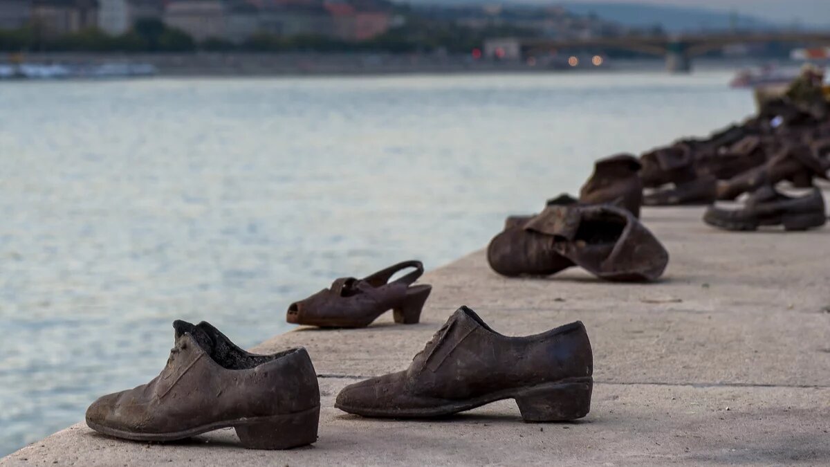 Shoes on the Danube Promenade (Cipők a Duna-korzó). Memorial Shoes on the Danube Promenade