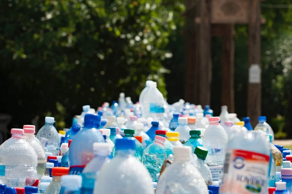 Ein gemeinsamer Kampf gegen Plastik - Das Bild zeigt eine große Menge leerer Plastikflaschen 