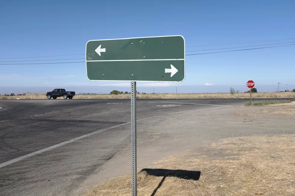 Die Vorwahldebatte der US-Demokraten Ein grünes Straßenschild zeigt nach recht und links