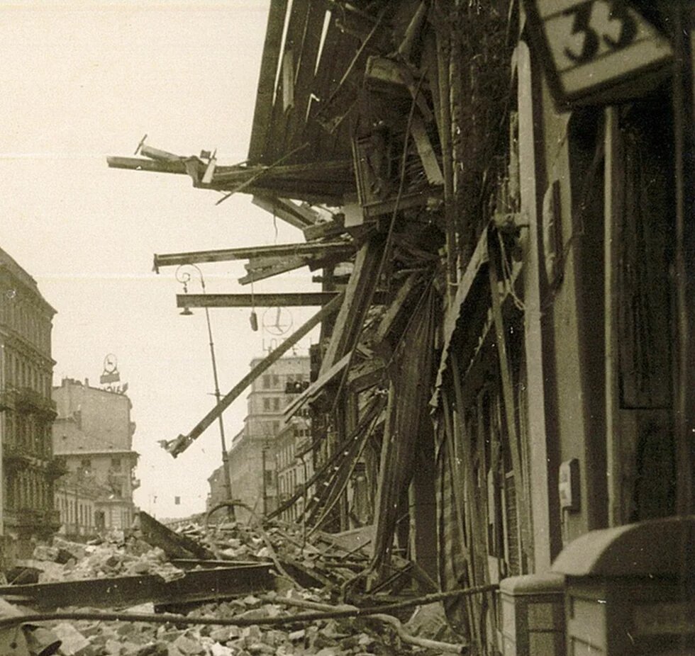 Die Zerstörung Warschaus begann im September 1939 mit Luftangriffen. Zerstörung Warschaus im September 1939 durch Luftangriffen.
