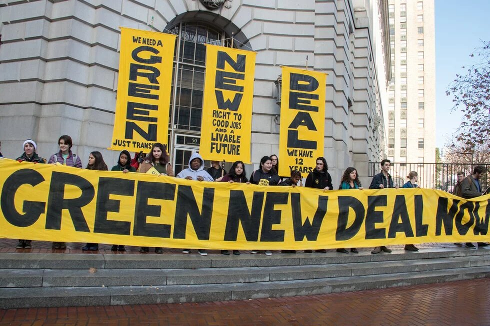 Sunrise_GreenNewDealNow_IMG_3538-1 San Francisco UN Plaza und Bundesgebäude - Junge Demonstranten mit Plakat für einen Green New Deal