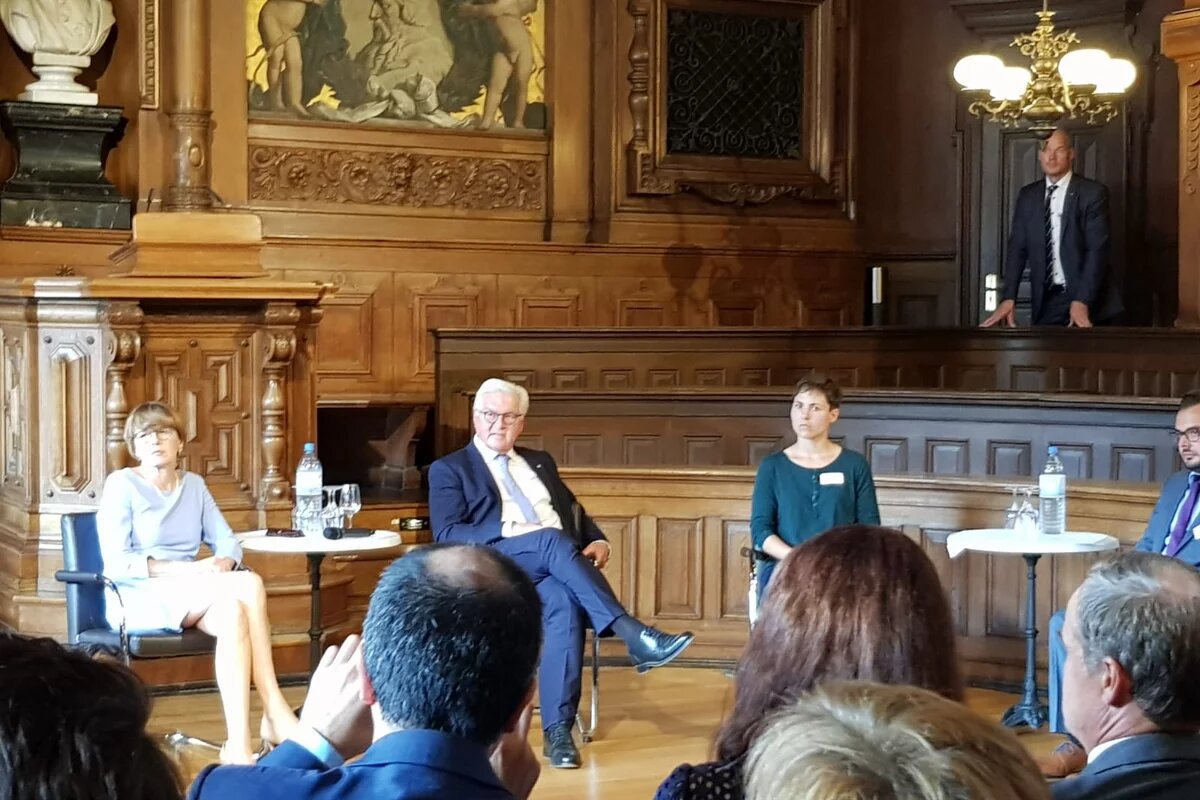Bundespräsident Frank-Walter Steinmeier und Elke Büdenbender im Dialog Bundespräsident Frank-Walter Steinmeier und Elke Büdenbender