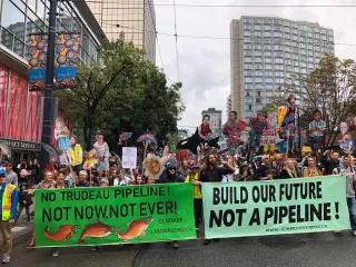Bau unsere Zukunft, keine Pipline! Klimapolitik und Wahlen in Kanada - Bild: Protest gegen den geplanten Ausbau der Pipeline-Netze
