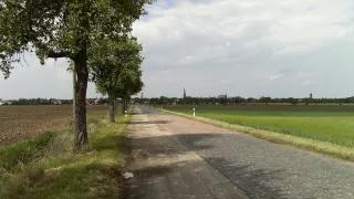 Straße von Lützen (im Hintergrund) nach Kaja Straße von Lützen nach Kaja