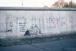 Berlin Wall graffiti 1983 02 Nur ein kleines Loch in der Mauer - Bild auf der Mauer