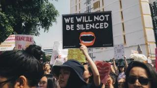 Schild "We will no be silent"