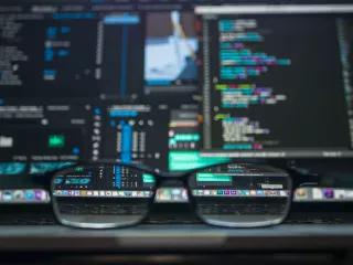 Algorithmen entscheiden autonom Die schockierende algorithmische Sperrung von YouTube _ Ein Bildschirm beim Coding