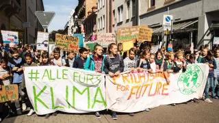 Junge Menschen von Fridays For Future protestieren auf der Straße für mehr Klimaschutz