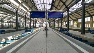 Manchmal ist leer mehr - Wiesbaden Hauptbahnhof Plattform mit leeren Anzeigetafeln