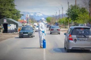 Desinfizieren von Autos auf der Straße in Corona-Zeiten Desinfizieren von Autos auf der Straße in Corona-Zeiten