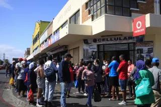 Menschenschlange in den Cape Flats, Kapstadt Menschenschlange in den Cape Flats, Kapstadt
