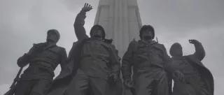 Filmstill "Streit der Erinnerungen" Denkmal zeigt vier Soldaten