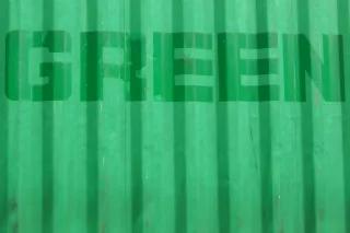 Grüne Wand mit dem Schriftzug "Green"