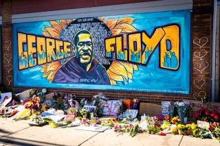Street Art George Floyd Street Art mit Blumen und Kerzen zum Gedenken an George Floyd